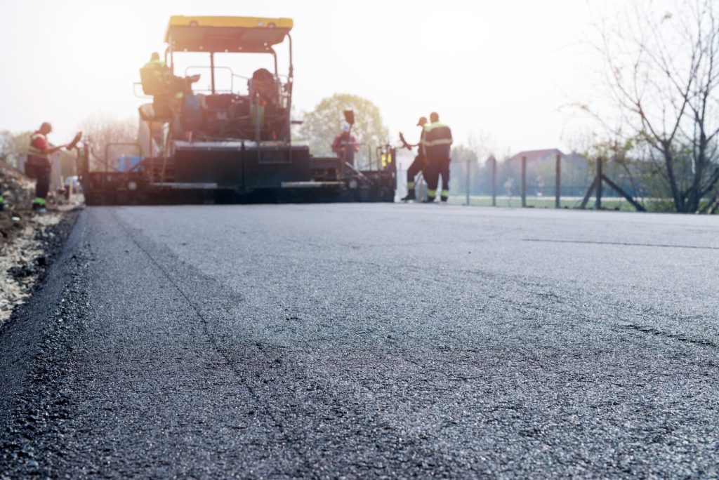 الرئيسية 3 Workers placing new coating of asphalt on the road 601