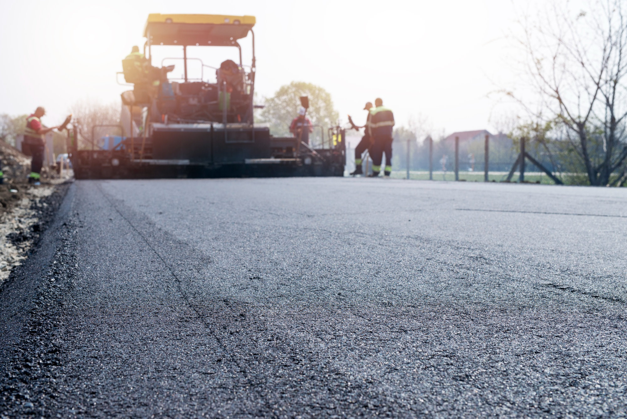 الرئيسية 12 Workers placing new coating of asphalt on the road 601